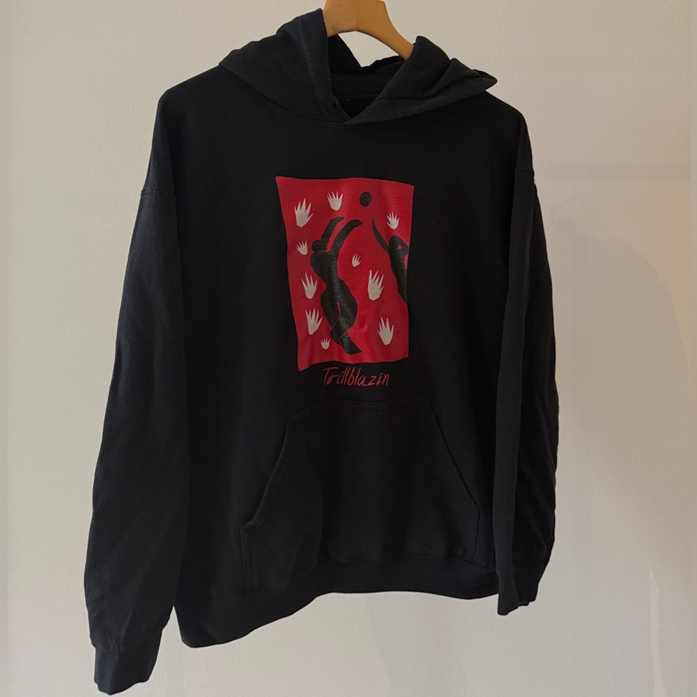 Black and Red Graphic Sweater Pullover